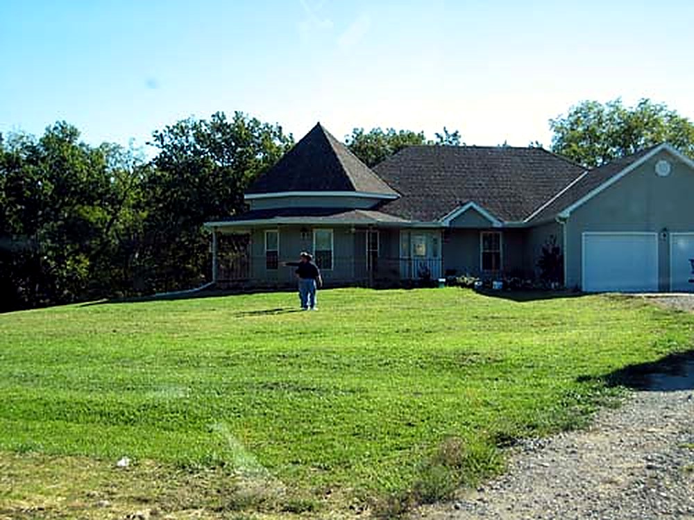 Home with an empty front lawn before trees were planted